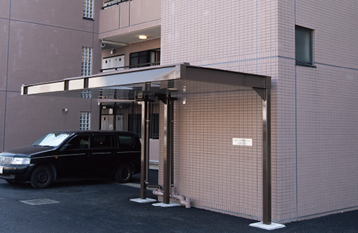屋根付きの車寄せ