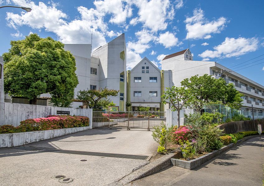 市立小田中学校(約270m)